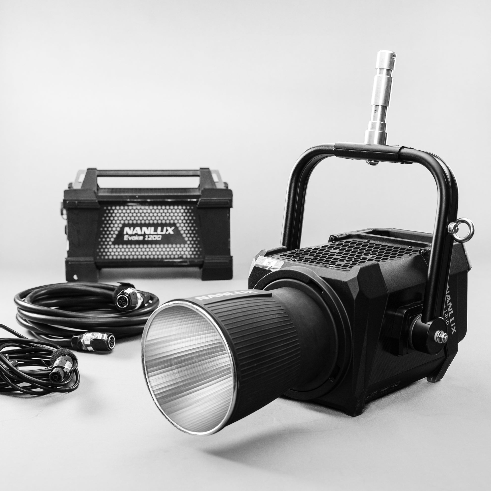 NanLite Evoke 1200 LED 聚光燈及專用變壓器套裝 (租用)