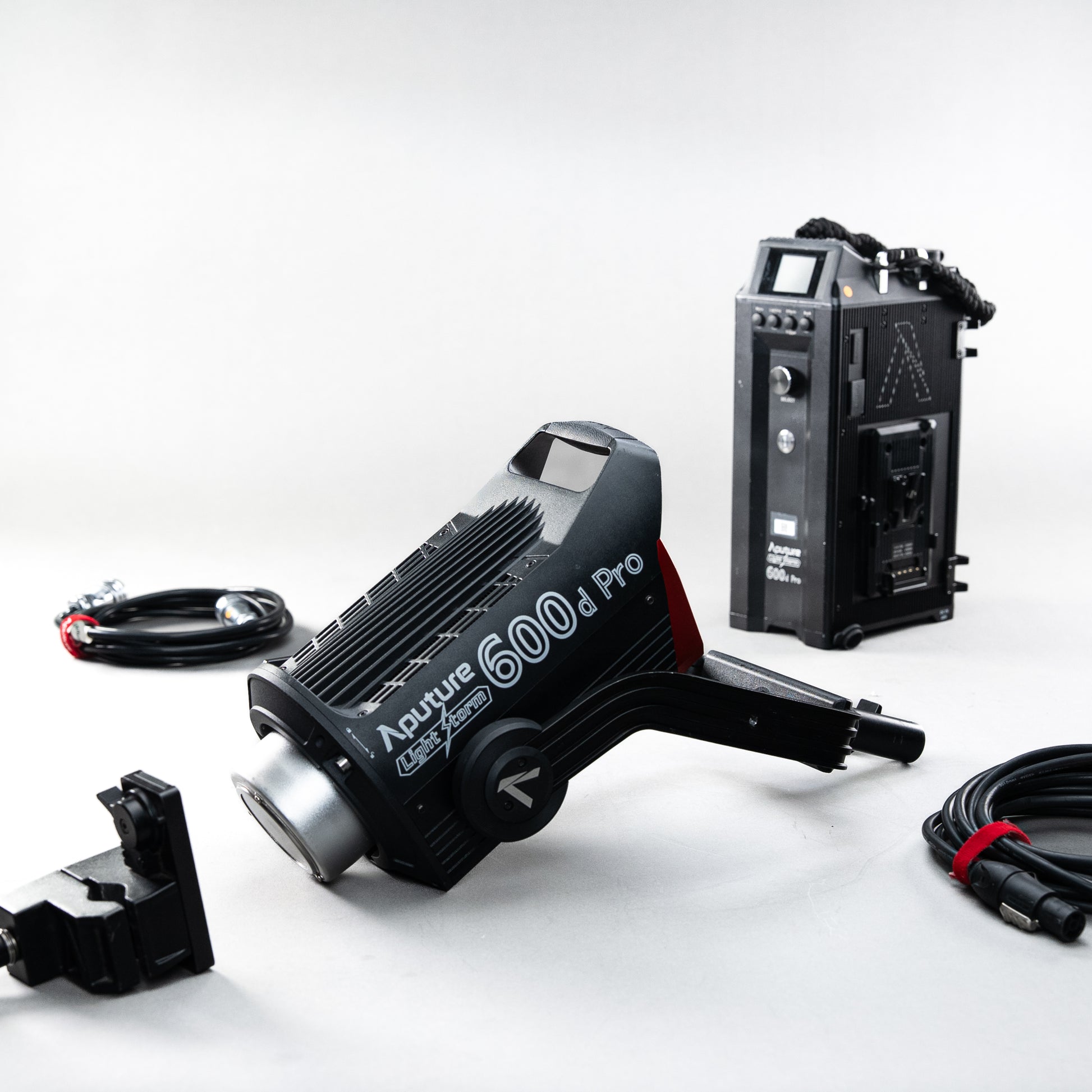 Aputure LS 600d Pro 單色溫 LED 聚光燈及專用變壓器套裝  (租用)