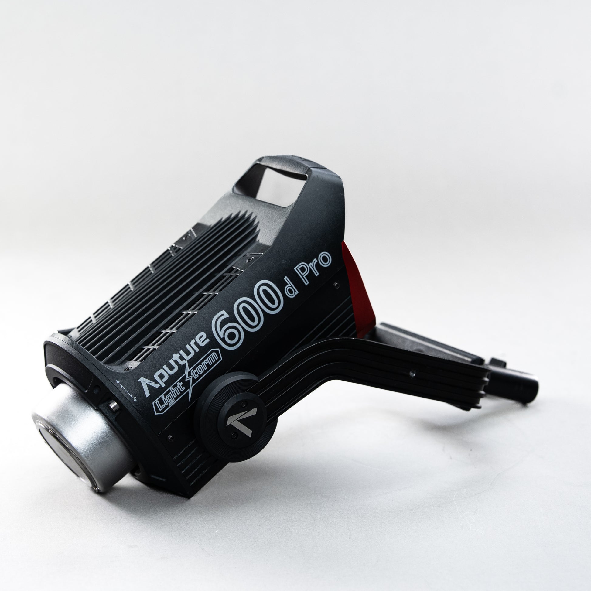 Aputure LS 600d Pro 單色溫 LED 聚光燈及專用變壓器套裝  (租用)